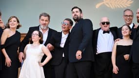 Artus et l'équipe de son film "Un p'tit truc en plus" au festival de Cannes le 22 mai 2024