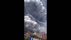 Le Mont Sinabung entre en éruption en Indonésie, projetant des colonnes de cendres et de fumée à 5000 mètres d'altitude