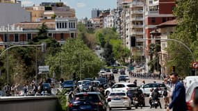 Des véhicules et des piétons circulent alors que les feux de circulation sont éteints lors d'une panne de courant massive affectant toute la péninsule ibérique et le sud de la France, à Madrid le 28 avril 2025. Une panne de courant "massive" a touché toute la péninsule ibérique et une partie de la France en fin de matinée du 28 avril 2025, selon l'opérateur du réseau électrique portugais REN.