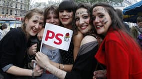 De jeunes partisans de François Hollande célèbrent sa victoire en 2012 (illustration)