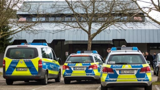Des véhicules de police devant la mairie de Gaggenau, le 2 mars 2017 en Allemagne