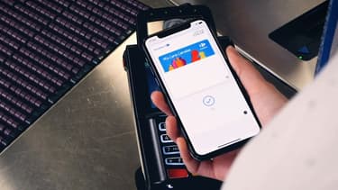 Un client de Carrefour payant avec Apple Pay