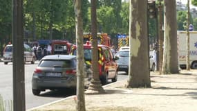 Une voiture a percuté un fourgon de la gendarmerie sur les Champs-Élysées