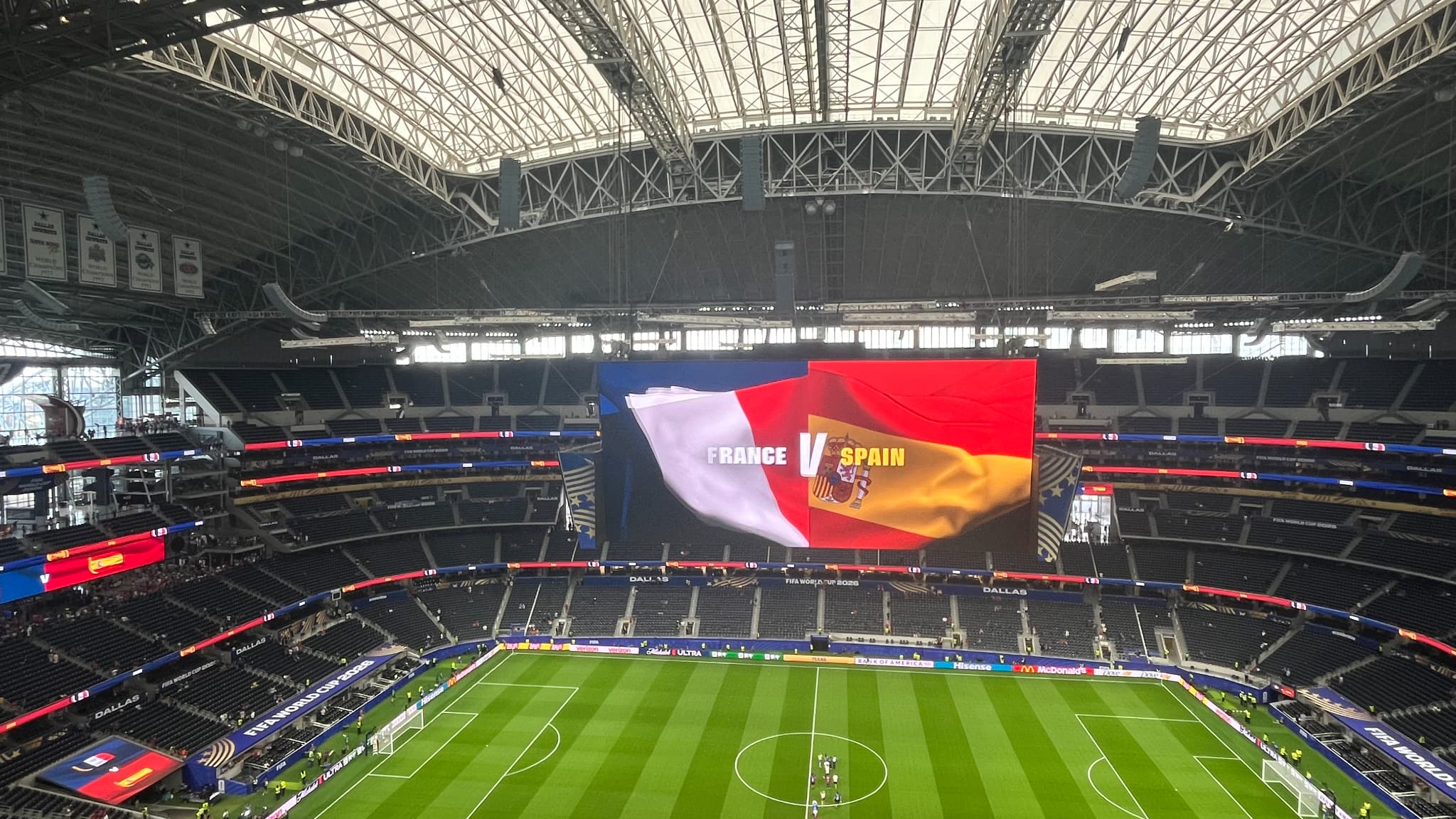 Le toit fermé de l'AT&T Stadium avant France-Espagne au Mondial, le 14 juillet 2026