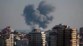 De la fumée s'échappe d'un immeuble après un raid aérien israélien, le 10 juillet 2014, à Gaza.