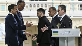 De g. à d.: le président français Emmanuel Macron, le chancelier allemand Friedrich Merz, le président ukrainien Volodymyr Zelensky, le Premier ministre polonais Donald Tusk et le Premier ministre britannique Keir Starmer, le 10 mai 2025 à Kiev