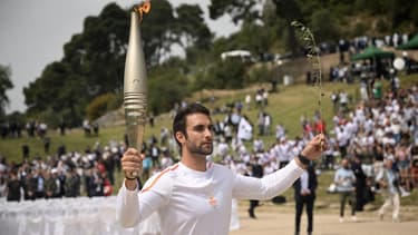 Le champion grec d'aviron Stefanos Ntouskos était le premier porteur de la flamme, le 16 avril 2024