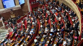 Adrien Quatennens hué avant sa première prise de parole à l'Assemblée nationale depuis son retour.