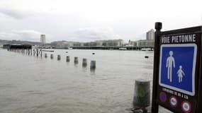 Les quais à Rouen, en 2002 lors d'une crue