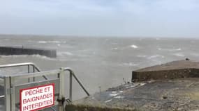 Tempête: grosses vagues à Saint-Martin-de-Ré - Témoins BFMTV