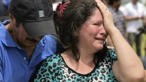 Une femme pleure un proche le 18 avril 2016 à Pedernales dévasté par un séisme meurtrier