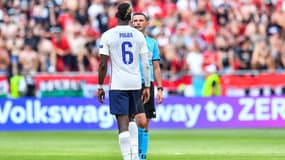 Paul Pogba en discussion avec l'arbitre 