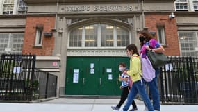 Des élèves devant l'école publique de Brooklyn Borough, à New York (USA), le 5 octobre 2020.