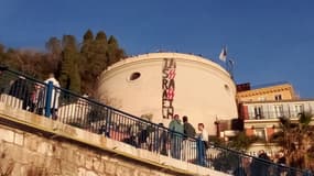 Une banderole brièvement accrochée sur la tour Bellanda à Nice le 17 février 2024.