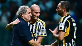 Zinedine Zidane avec Michel Platini et Mark Iuliano lors de la fête du centenaire de la famille Agnelli à la Juventus 