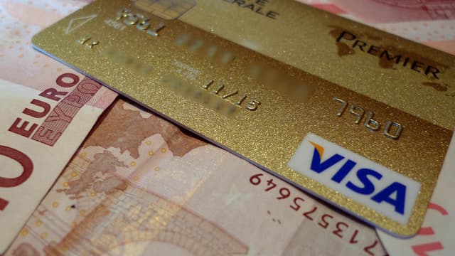 La carte bancaire pèse lourd dans le budget des Français : 64,40 euros par an en moyenne en 2018.