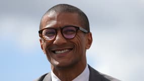 Le maire de Saint-Ouen, Karim Bouamrane, assiste à l'inauguration officielle de la passerelle piétonne « Franchissement urbain Pleyel » reliant le village des athlètes olympiques et paralympiques de Paris 2024 aux sites d'événements olympiques, à Saint-Denis, au nord de Paris, le 16 mai 2024.