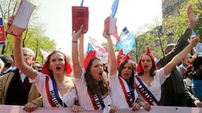 Des milliers d'opposants au mariage homosexuel ont pris dimanche à Paris le départ d'une nouvelle manifestation pour demander à François Hollande de renoncer à son projet de loi, qui devrait être définitivement adopté mardi au Parlement. /Photo prise le 2