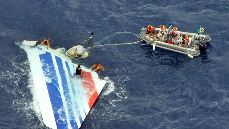 Photo diffusée le 8 juin 2009 par la marine brésilienne d'un morceau de l'A330 d'Air France Rio-Paris