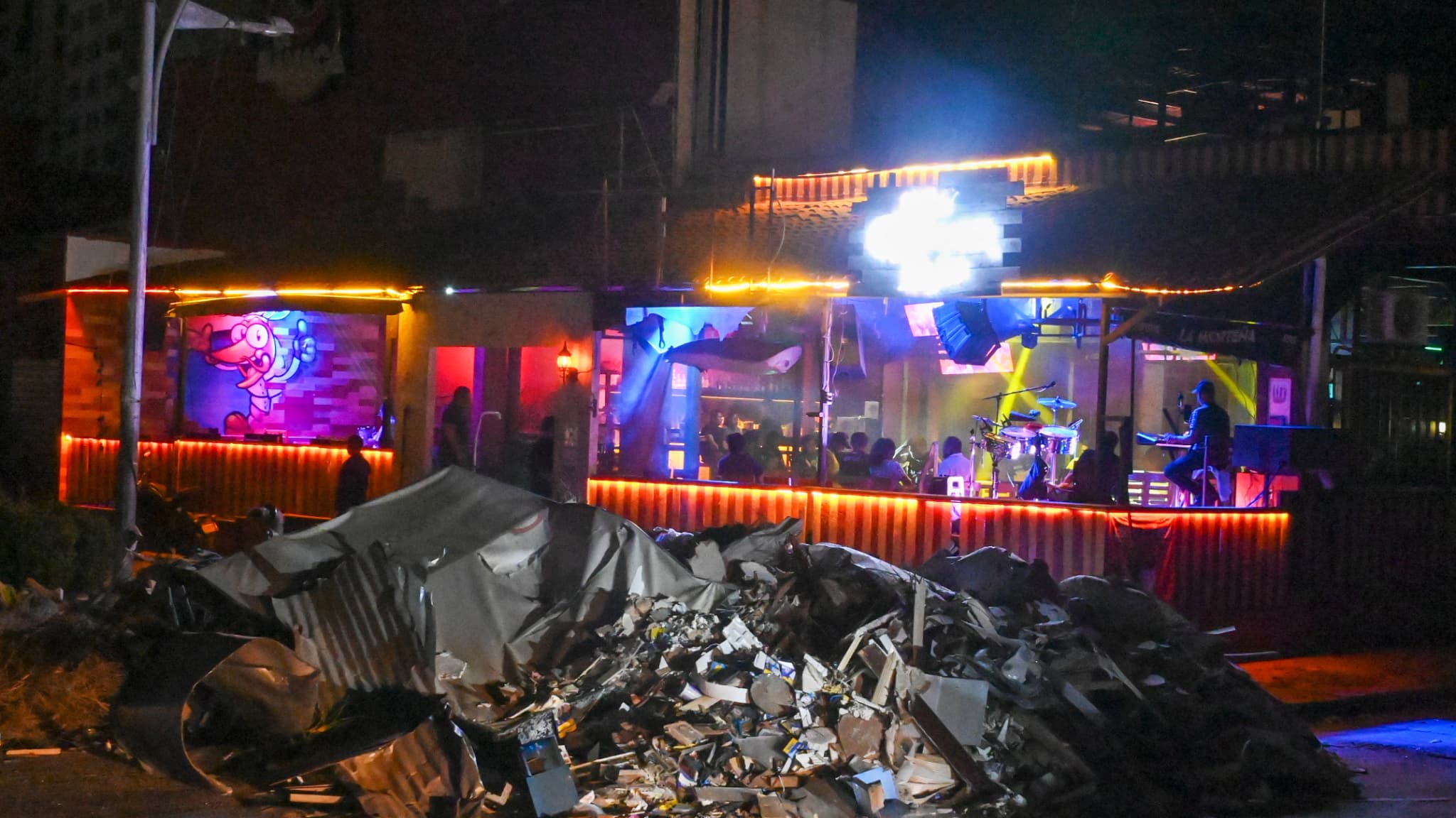 Vue nocturne du bar La Costeña sur l'avenue Costera Miguel Aleman après le passage de l'ouragan Otis à Acapulco, État de Guerrero, Mexique, le 5 novembre 2023. 