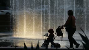 Une mère promenant un enfant à Los Angeles (photo d'illustration).