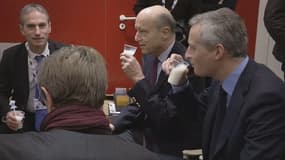 Bruno le maire et Alain Juppé ont partagé un verre de lait au stand des producteurs laitiers au Salon de l'agriculture.