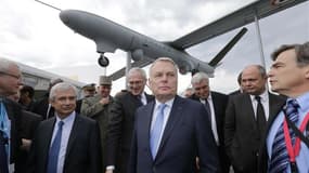 Le Premier ministre français, Jean-Marc Ayrault, a réaffirmé lundi la priorité donnée par le gouvernement au secteur aéronautique malgré la crise, lors de l'inauguration du 50e Salon international de Paris-Le Bourget. /Photo prise le 17 juin 2013/REUTERS/