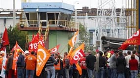 Manifestation d'employés d'ArcelorMittal devant le site de Florange, la semaine dernière. Le groupe sidérurgique a promis que l'arrêt de son aciérie dans ce site mosellan ne serait que temporaire. /Photo prise le 9 septembre 2011/REUTERS/Vincent Kessler