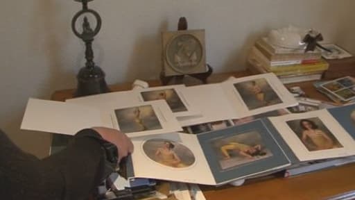 La mère d'Ines montre des photos de sa fille, enfant.
