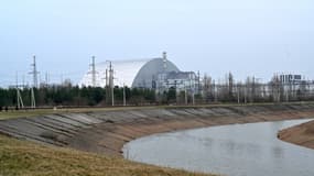 La centrale de Tchernobyl sous son arche d'acier - Image d'illustration 