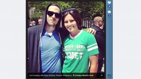 "Je traîne juste avec Ryan Gosling, #soyezjaloux" a tweeté cette jeune femme, posant avec le sosie de l'acteur à Detroit.