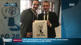 "C'est consternant": le cliché d'Emmanuel Macron posant avec un t-shirt dénonçant les violences policières fait polémique