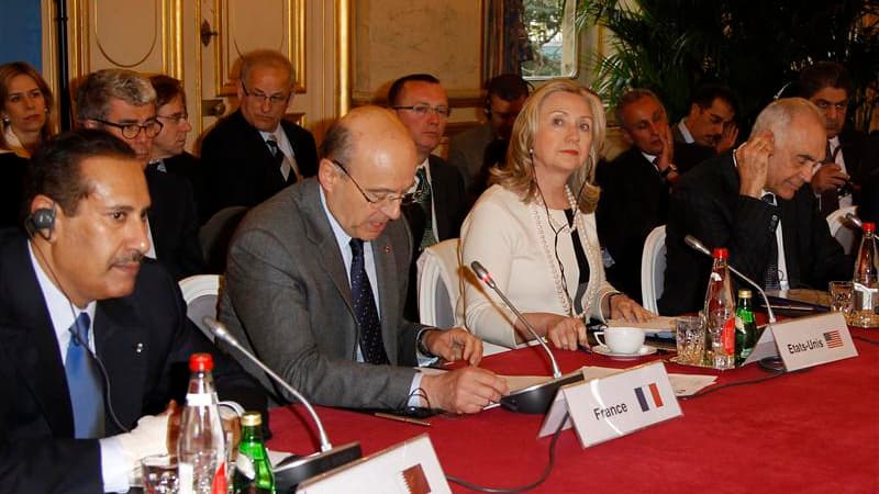 Les pays du groupe des "Amis de la Syrie" réunis à Paris. Damas et les Nations unies ont signé jeudi un protocole sur les conditions de déploiement des "bérets bleus" en Syrie, sans parvenir à s'entendre sur la taille de leur mission. Ban Ki-moon espère f