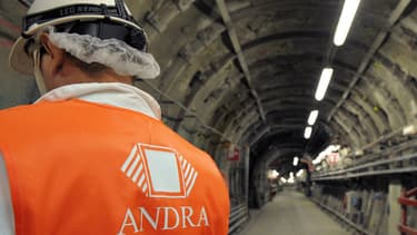 Une personne travaille dans une des galeries du laboratoire de recherche souterrain de l'Andra, à Bure.