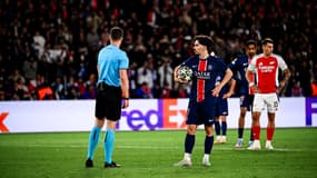 Vitinha qui se prépare à tirer le penalty du PSG contre Arsenal en demi-finale de Ligue des champions, 7 mai 2025