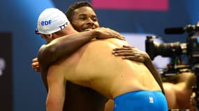 Mehdi Metella, ici dans les bras de Jérémy Stravius, disputera un barrage avec le Hongrois Laszlo Cseh pour tenter de se qualifier en finale du 100m papillon.
