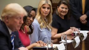 Ivanka Trump regarde son père Donad Trump lors d'une réunion avec des femmes propriétaires de petites entreprise, le 27 mars 2017 à la Maison Blanche, à Washington