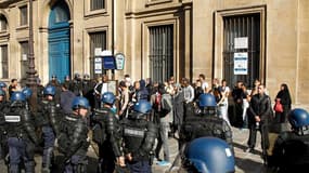 Une tentative de manifestation près de l'ambassade des Etats-Unis à Paris contenue par les gendarmes, samedi à Paris. Le dispositif de sécurité a été renforcé devant cette mission diplomatique et dans les rues adjacentes en prévision d'éventuelles manifes