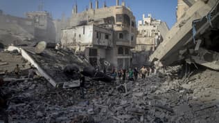 Vue des destructions causées par l'attaque israélienne sur la rue Omar al-Mukhtar à Gaza, le 3 octobre 2025.