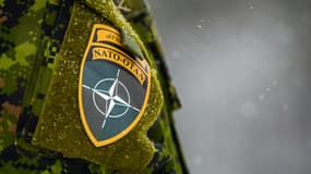 Logo de l'Otan sur l'uniforme d'un militaire.