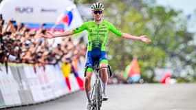 Tadej Pogacar célèbre son titre de champion du monde 2025, le 28 septembre 2025. 