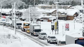 La circulation est ralentie en raison de chutes de neige importantes à Hikone, au Japon, le 27 décembre 2021.
