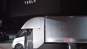 Le patron de Tesla, Elon Musk, sortant du nouveau camion électrique "Semi" le 16 novembre 2017 à Hawthorne, en Californie (États-Unis).