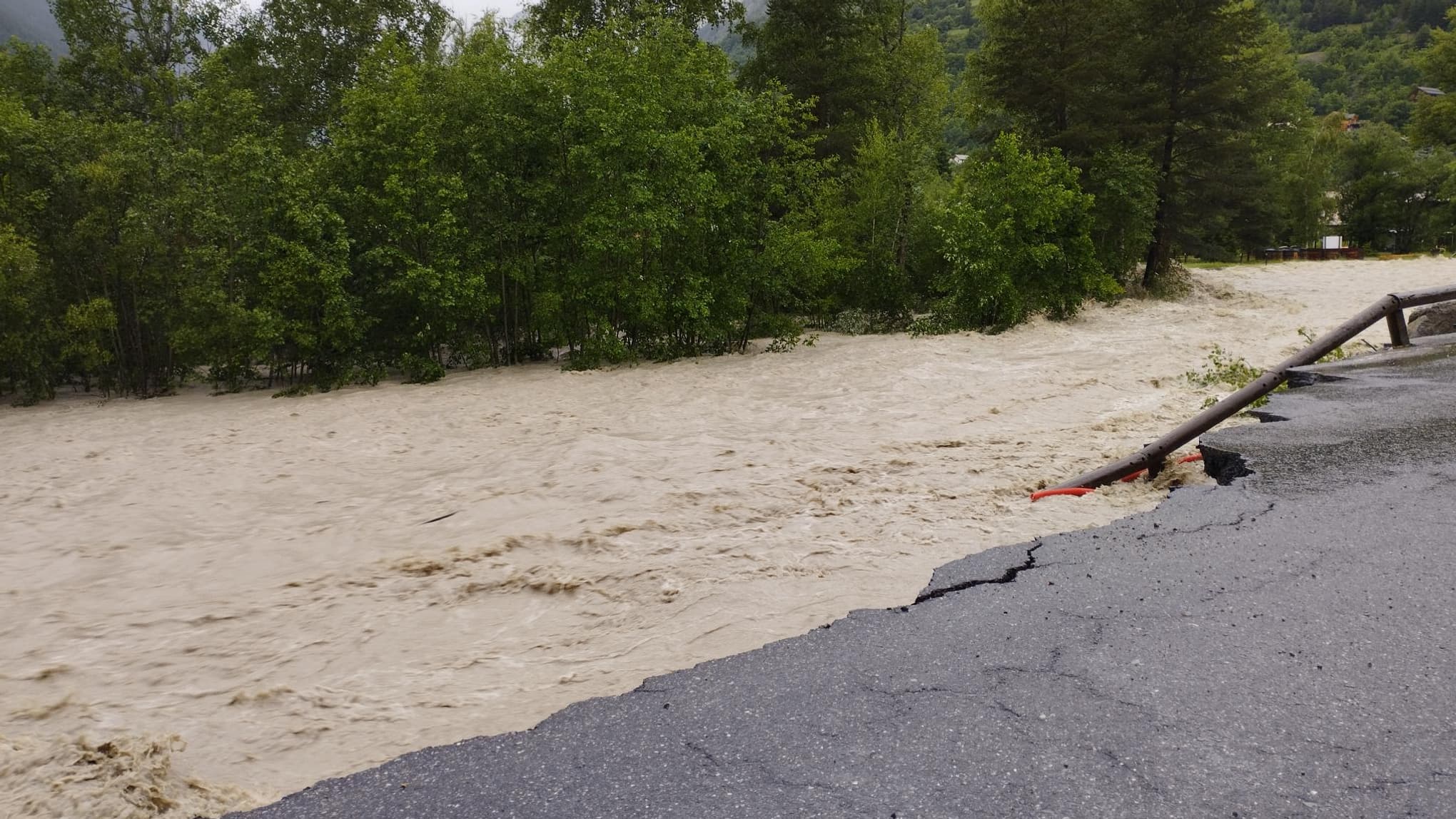 D'importants dégâts dans la vallée de la Vallouise le 21 juin 2024 après des intempéries dans les Hautes-Alpes. D'importants dégâts dans la vallée de la Vallouise le 21 juin 2024 après des intempéries dans les Hautes-Alpes.