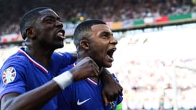 Ousmane Dembélé et Kylian Mbappé célèbrent un but de l'équipe de France en juin 2024