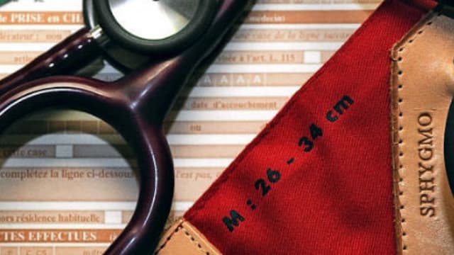 Un stéthoscope et un tensiomètre dans un cabinet médical (image d'illustration)