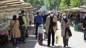 Sur un marché, à Paris, le 14 mai 2020. 