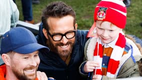 Ryan Reynolds prend la pose avec des supporters de Wrexham en avril 2023