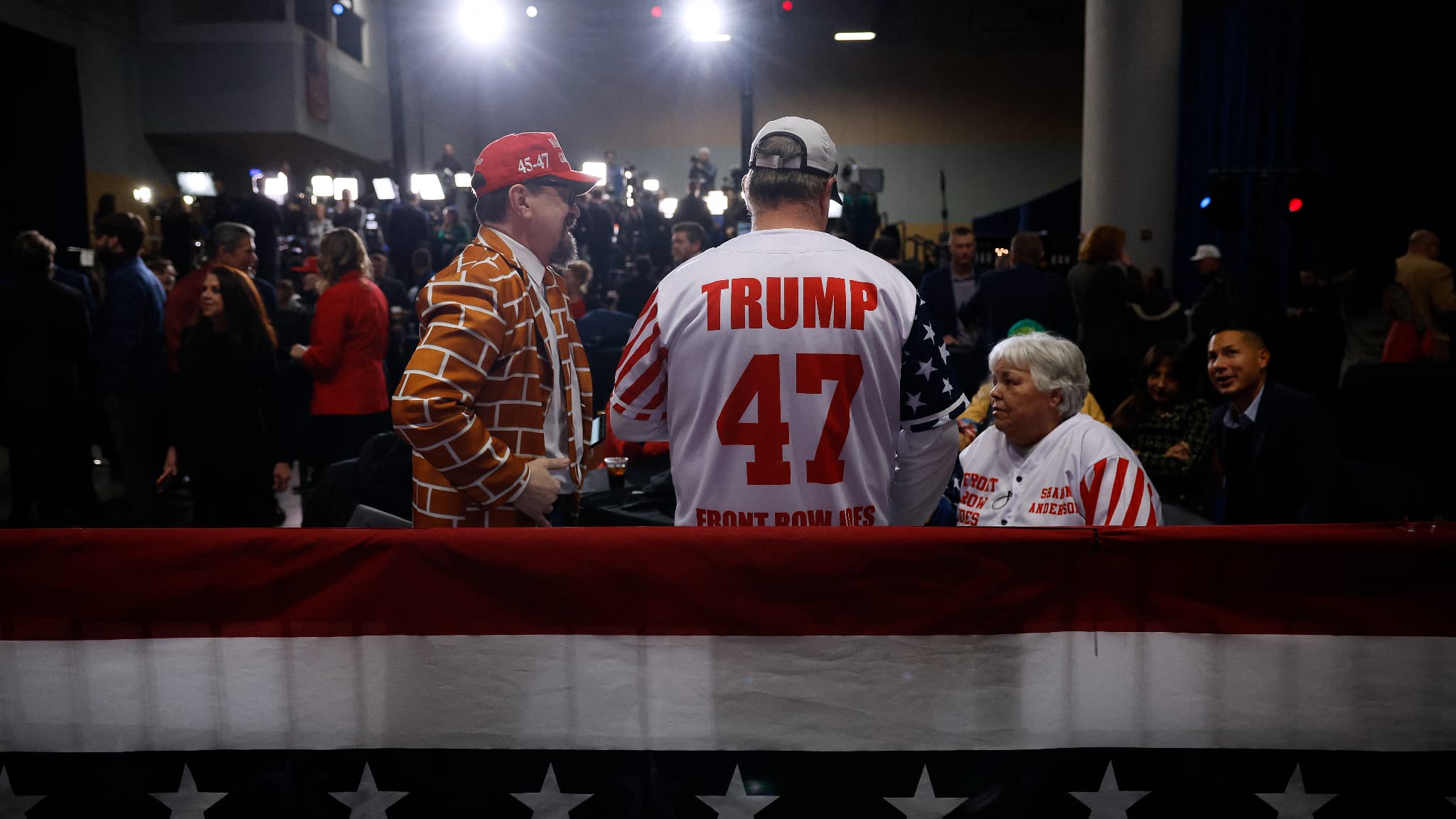 Des soutiens de l'ancien président des États-Unis Donald Trump, lors de sa soirée de caucus à l'Iowa le 15 janvier 2024 à Des Moines.