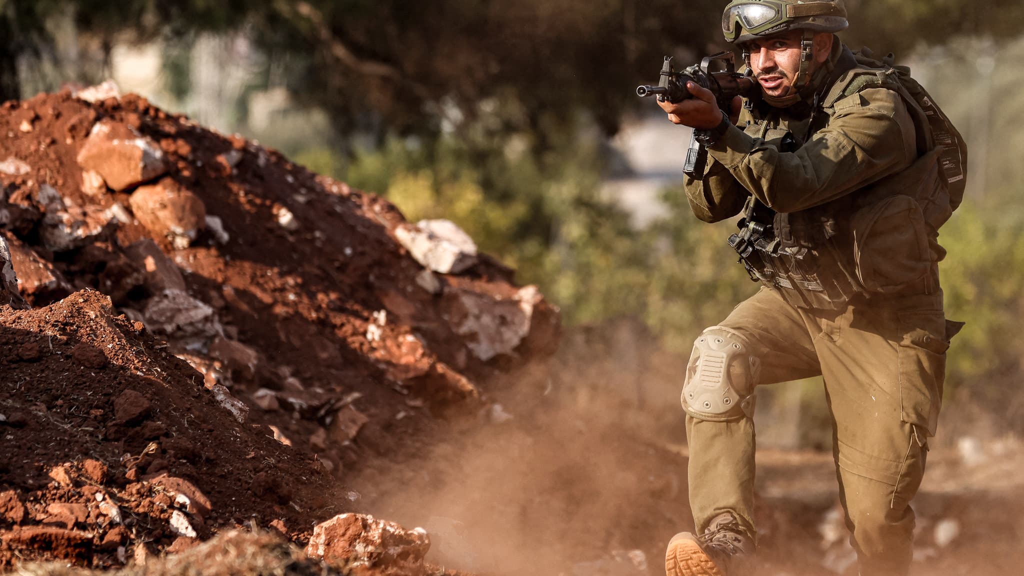 Un soldat de l'armée israélienne avance lors d'un exercice sur une position dans la région de la Haute Galilée, dans le nord d'Israël, près de la frontière avec le Liban, le 28 octobre 2023. Un soldat de l'armée israélienne avance lors d'un exercice sur une position dans la région de la Haute Galilée, dans le nord d'Israël, près de la frontière avec le Liban, le 28 octobre 2023.